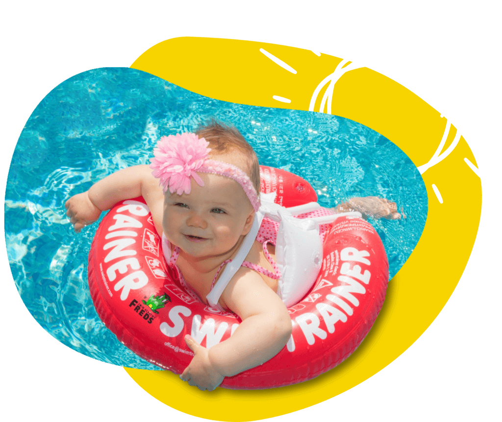 Un bébé souriant qui nage avec une bouée Swimtrainer rouge.